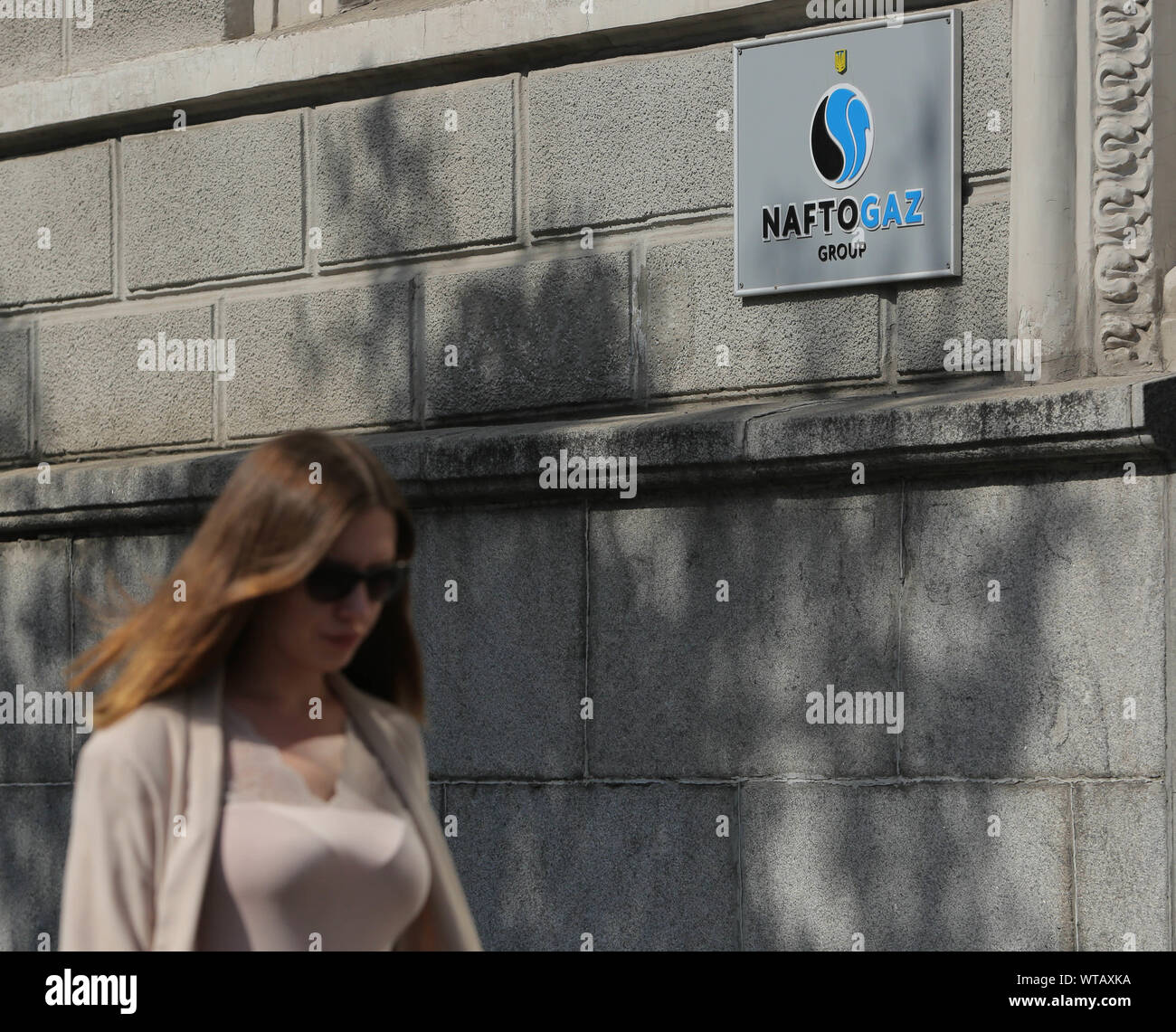 Kiev, Ucraina. Undicesimo Sep, 2019. Una donna cammina oltre la Naftogaz HQs in Kiev, Ucraina, Settembre 11, 2019 Credit: Sergii Kharchenko/ZUMA filo/Alamy Live News Foto Stock