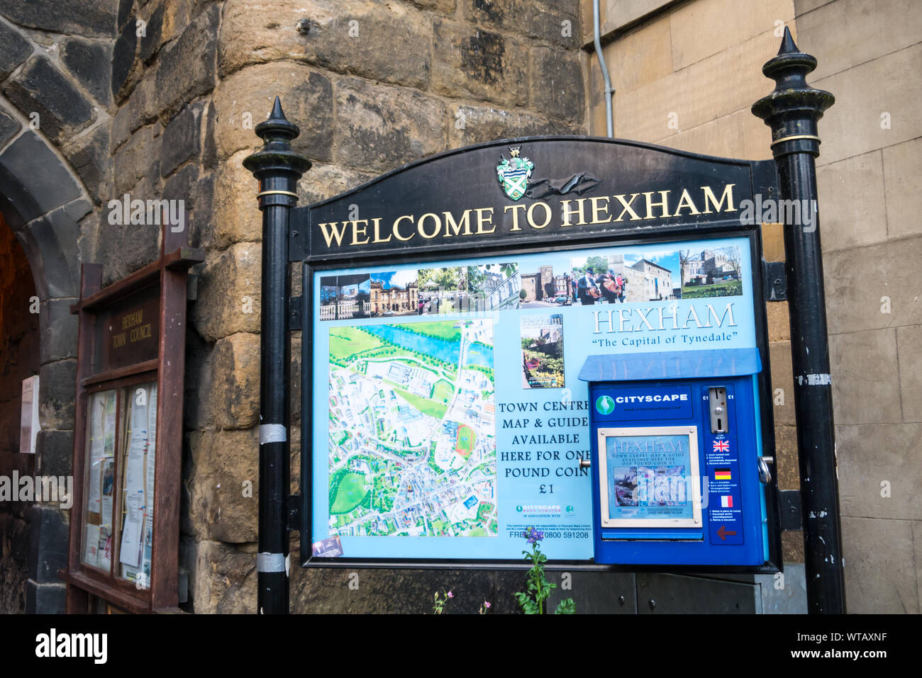 "Benvenuti a Hexham' segno di saluto & Mappa Città distributore Foto Stock