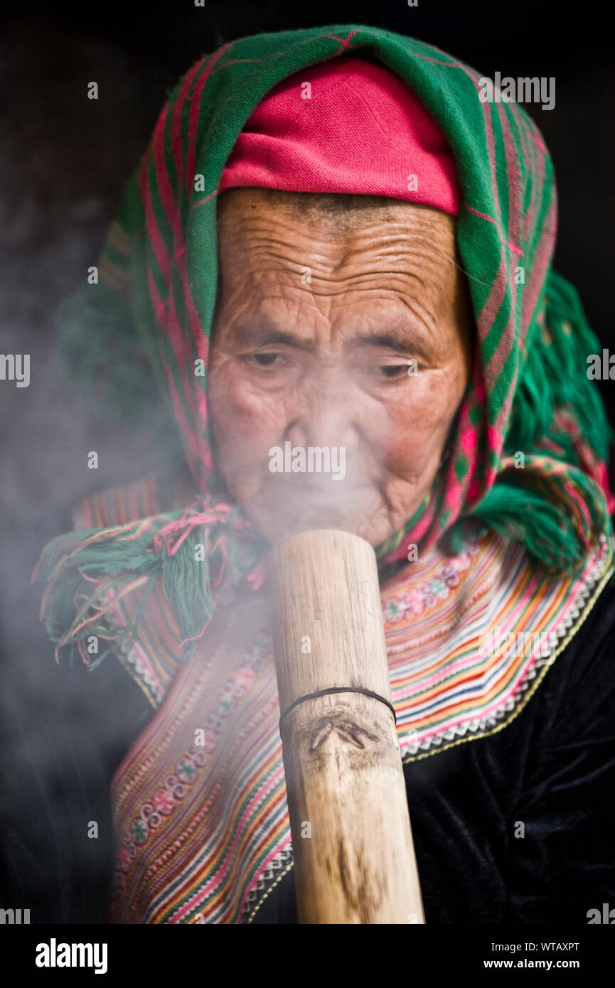 Old Lady fumatori Thuoc Lao, un tradizionale vietnamita custom Foto Stock
