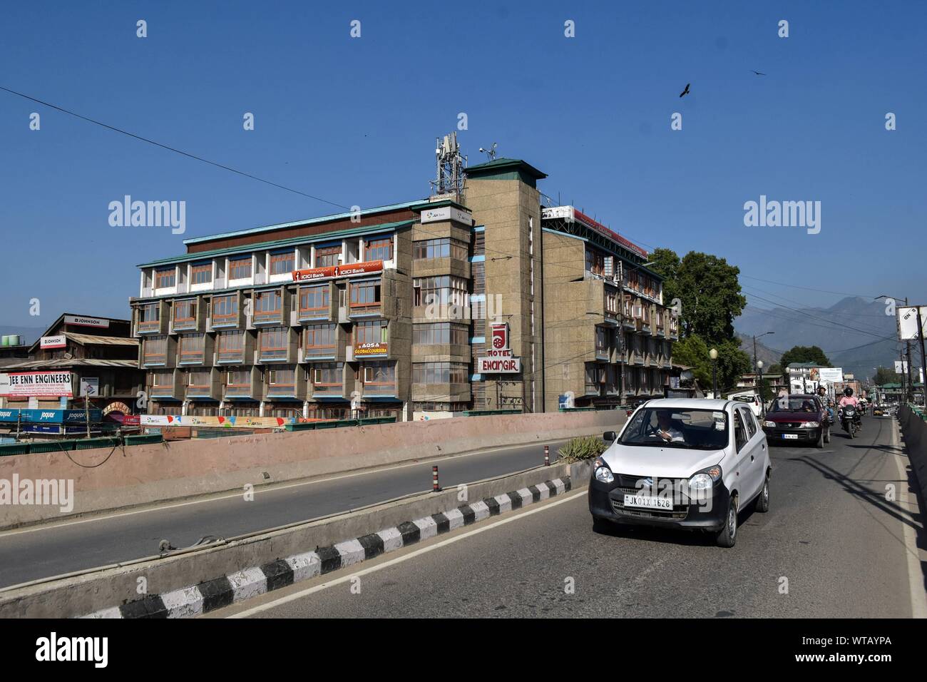 Veicoli privati si muovono lungo la strada durante un arresto a Srinagar Kashmir.valle del Kashmir è rimasta chiusa per la XXXVIII Giornata consecutiva dopo la demolizione dell'articolo 370 da parte del governo centrale che concede lo status speciale di Jammu e Kashmir. Foto Stock