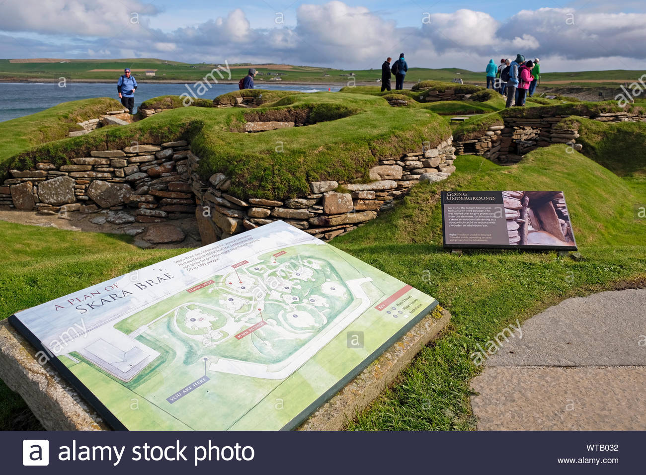 I turisti in visita a Skara Brae, una pietra insediamento neolitico, situato sulla terraferma, Orcadi Scozia Scotland Foto Stock