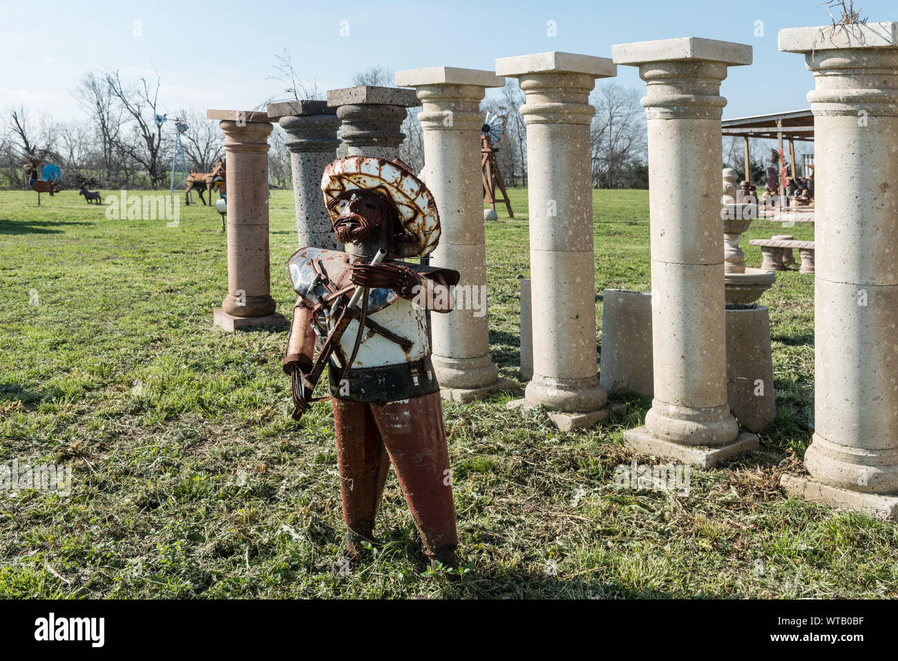 La figura di metallo al centro rustico e interni, un rustico-negozio mobili lungo U.S. Autostrada 290 in Washington County, Texas, a est di Brenham Foto Stock