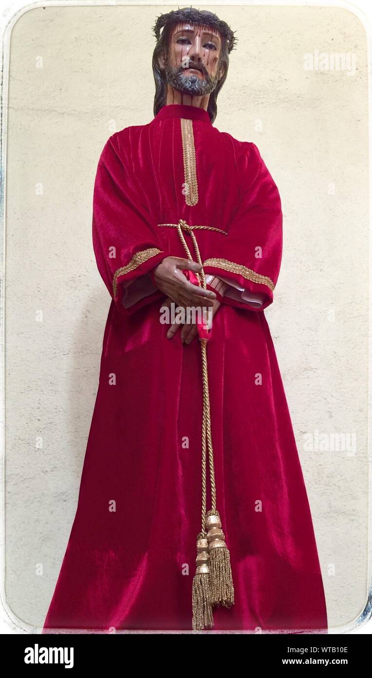 Statua di Gesù Cristo vestito in veste di cremisi Foto stock - Alamy