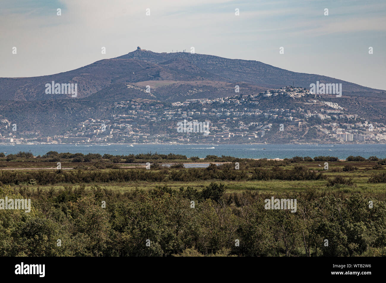 Verde foresta costiera paesaggio in Costa Brava, Mare Mediterraneo Foto Stock