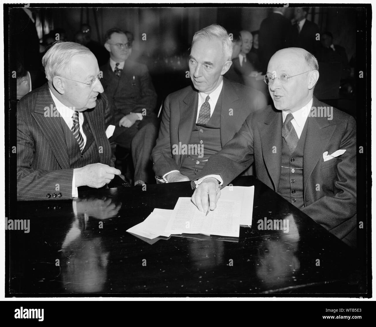 Metropolitan il Consiglio Il Presidente Il Presidente e il Consiglio a sensazionale testimonianza al monopolio. Washington D.C., Feb. 9. Frederick Eckner, Presidente del Consiglio di Amministrazione, Leroy Lincoln, Presidente della Metropolitan Life Insurance Co., e John Lord O'Brian, Metropolita di avvocato. Al monopolio oggi audizioni, Earl Steele, agente per il Metropolitan, detto SEC presidente William Douglas che gli assicurati dei nomi era stato forgiato sulle schede elettorali nelle elezioni biennale da parte di funzionari in compagnia, 2-9-39 Foto Stock