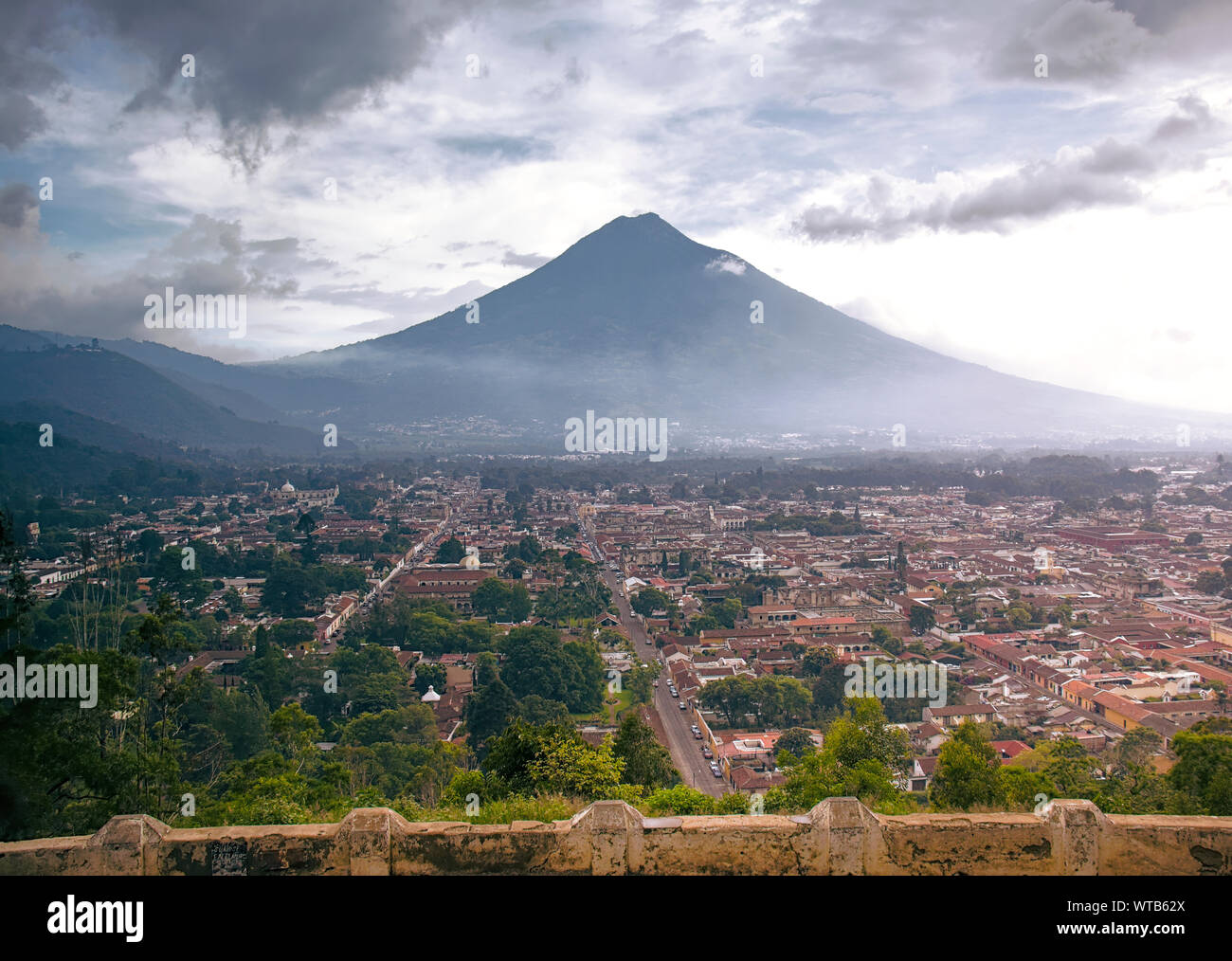 Vista dal Cerro de la Cruz su Antigua, Guatemala. Antigua coloniale, un patrimonio mondiale dell'Unesco, l'ex capitale del Guatemala. Foto Stock