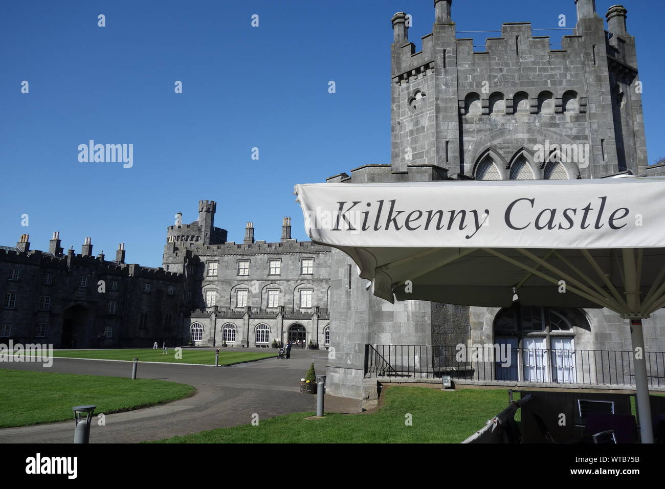 Castello di Kilkenny è in gran parte un rimodellamento Vittoriano del tredicesimo secolo castello difensivo * Castello di Kilkenny ist ein viktorianischer Umbau Foto Stock