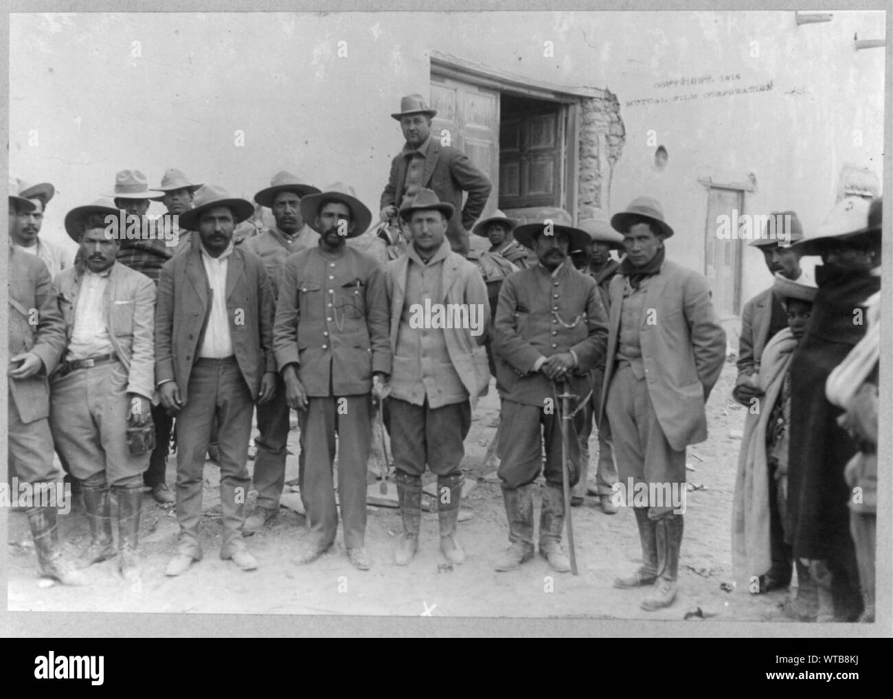 Guerra messicana, 1914: Il leader ribelle in piedi con il gruppo Foto Stock