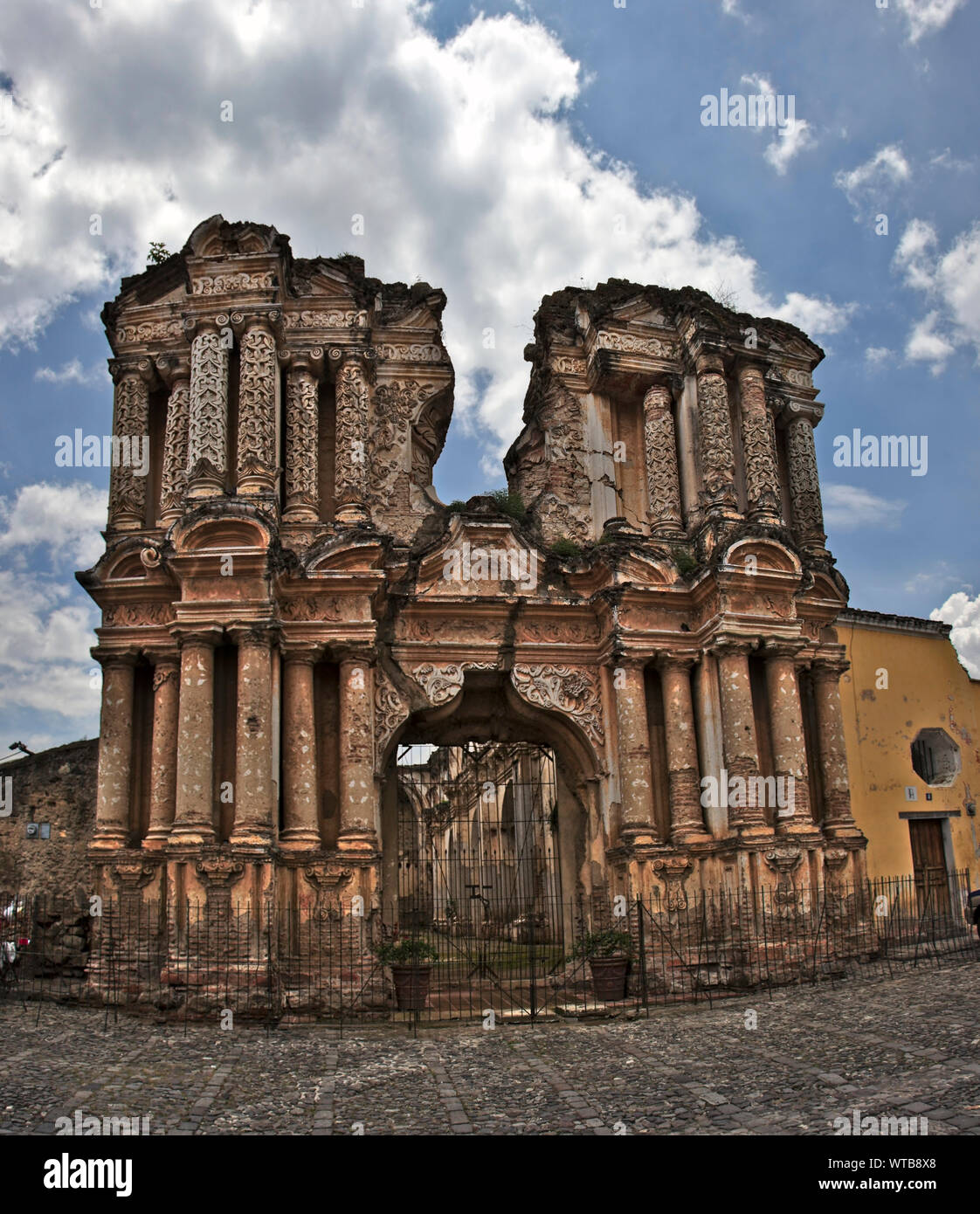 Le rovine di una vecchia cattedrale ingresso in Antigua Guatemala. Foto Stock