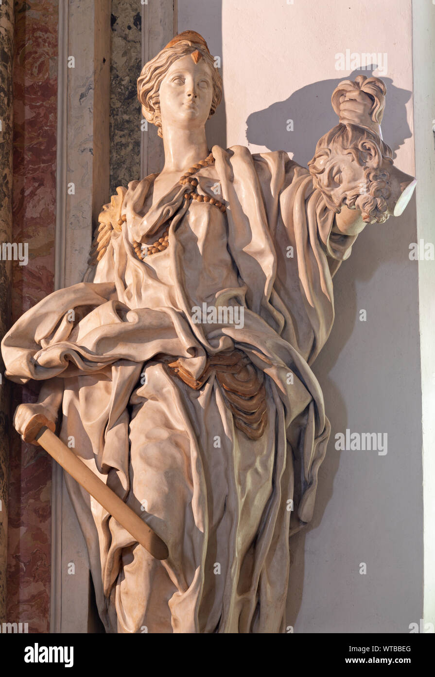 ARCO, Italia - Giugno 8, 2018: la statua di Giuditta nella Chiesa Collegiata dell'Assunta da Gabriele Cagliari forma 17. cento.. Foto Stock