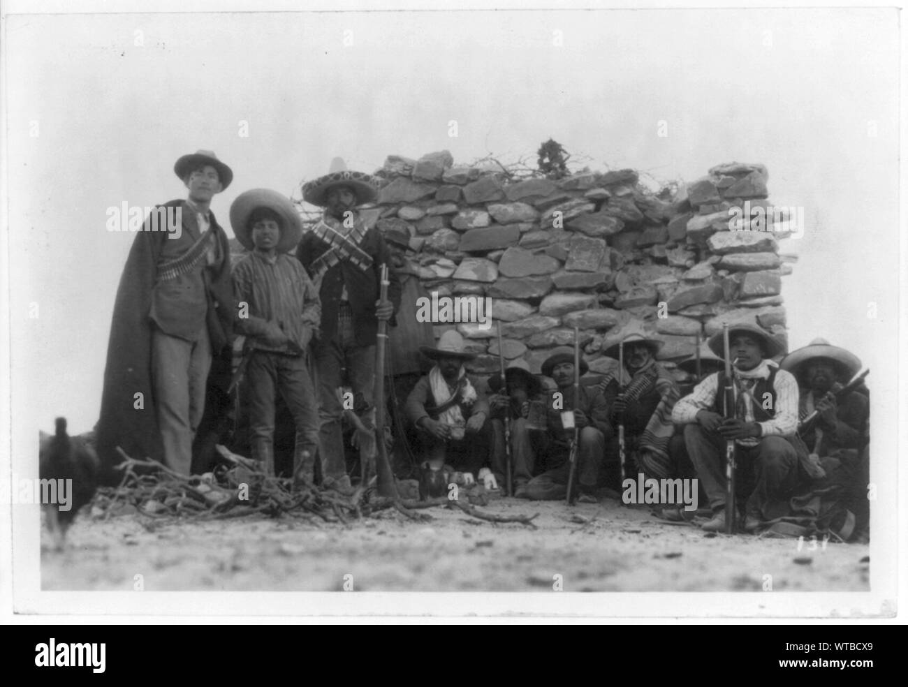 Messico - Insurrectos, 1911: un gruppo di 9, appoggiato Foto Stock
