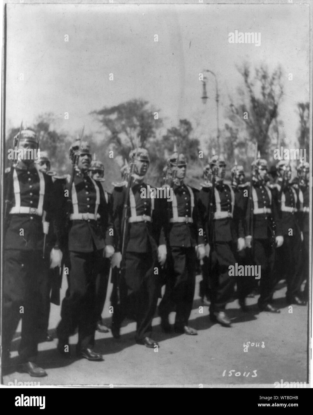 Città del Messico - Feb. 1913: palace guard marciando con spiked caschi e baionette fisso Foto Stock