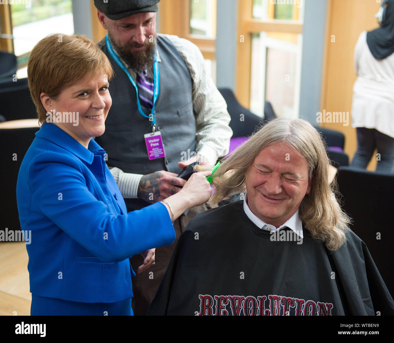 Edinburgh, Regno Unito. Il 5 settembre 2019. Nella foto: (sinistra) Nicola Storione MSP - Scottish Primo Ministro e il Leader del SNP, il taglio di capelli di (a destra) David Torrance, per gli SNP Kirkcaldy di MSP, per cancro Maggies carità, tritare il mop. Colin Fisher/CDFIMAGES.COM Foto Stock