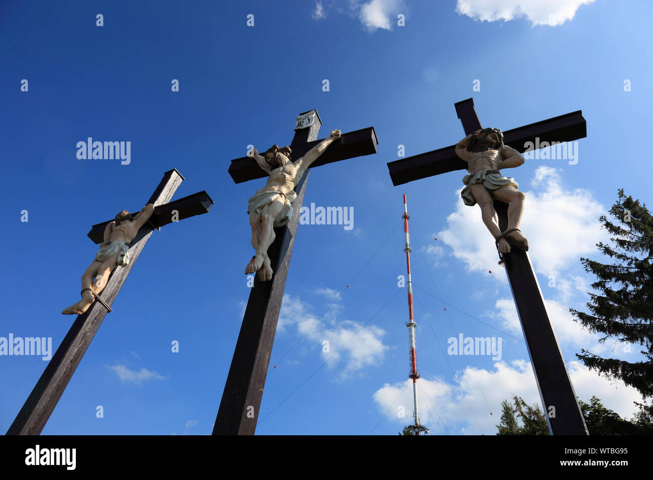 Die Drei Golgota-Kreuze auf dem Kreuzberg, dahinter Sendemast, nahe der Stadt Bischofsheim an der Rhön, Landkreis Rhön-Grabfeld, Unterfranken, Bayern, Foto Stock