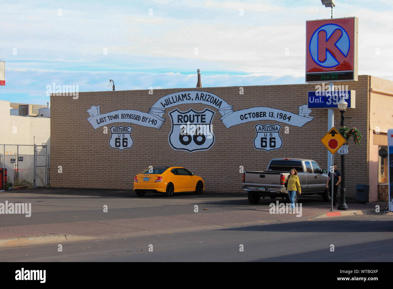 Williams, Arizona / STATI UNITI D'America - 06 Ottobre 2012: Vista della Route 66 simbolo su una parete di un edificio Foto Stock