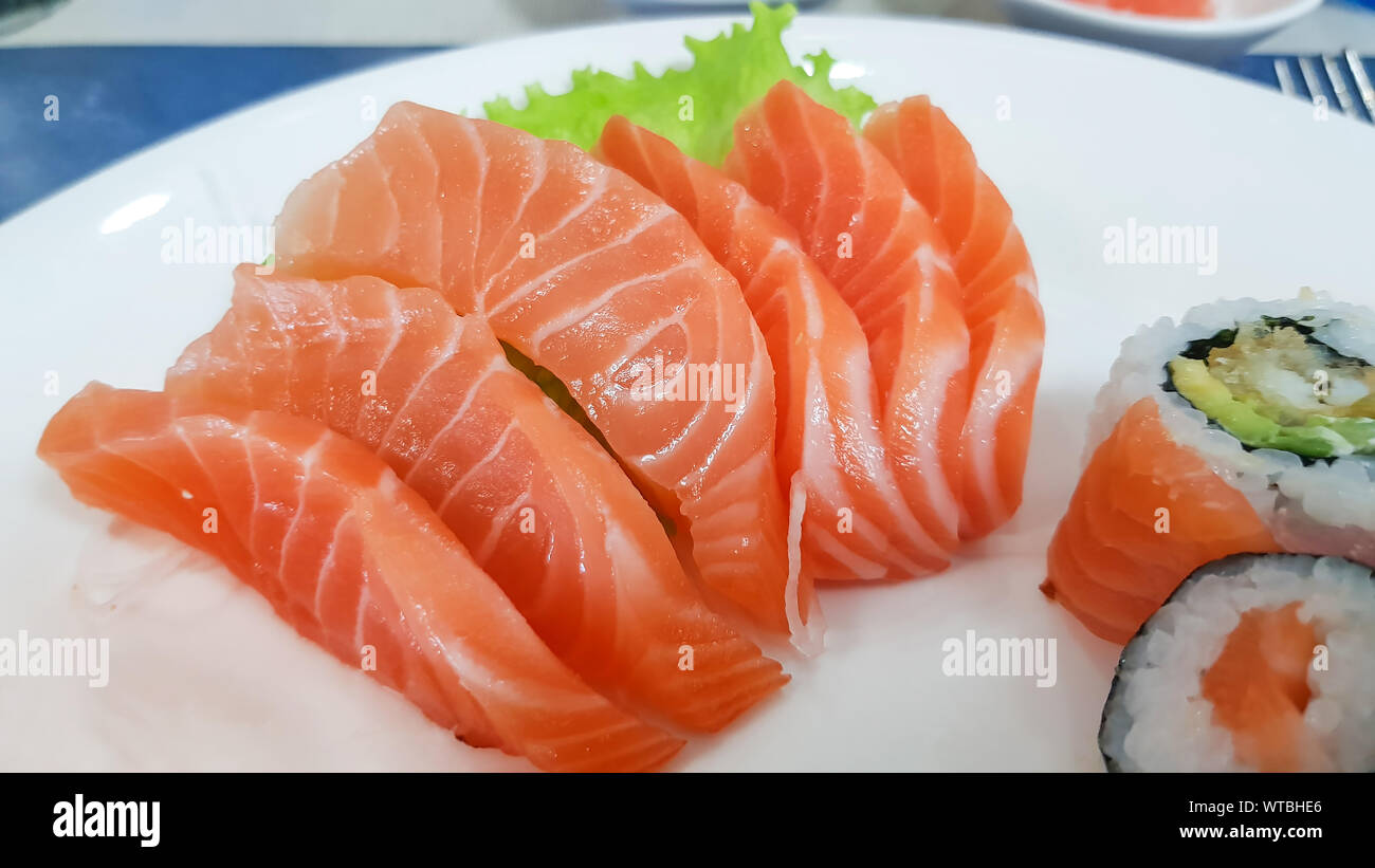 all yon può mangiare sashimi freschi a buffet, salmone fresco. Foto Stock