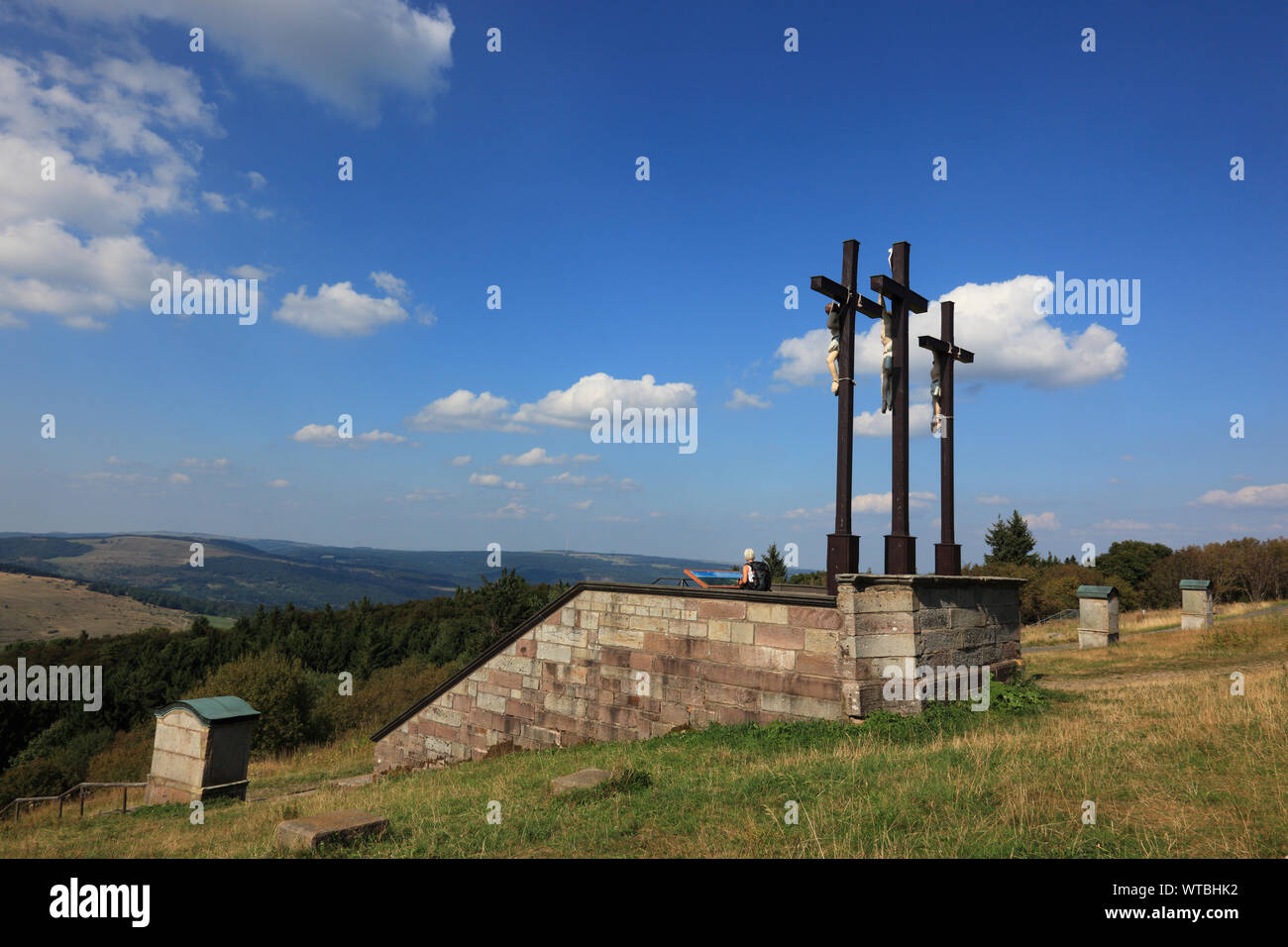 Die Drei Golgota-Kreuze auf dem Kreuzberg, nahe der Stadt Bischofsheim an der Rhön, Landkreis Rhön-Grabfeld, Unterfranken, Bayern, Deutschland. Il th Foto Stock