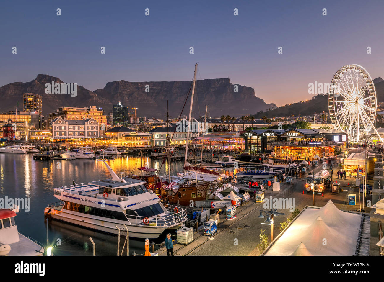 Victoria & Alfred (V&A Waterfront con Table Mountain in background, Cape Town, Western Cape, Sud Africa Foto Stock