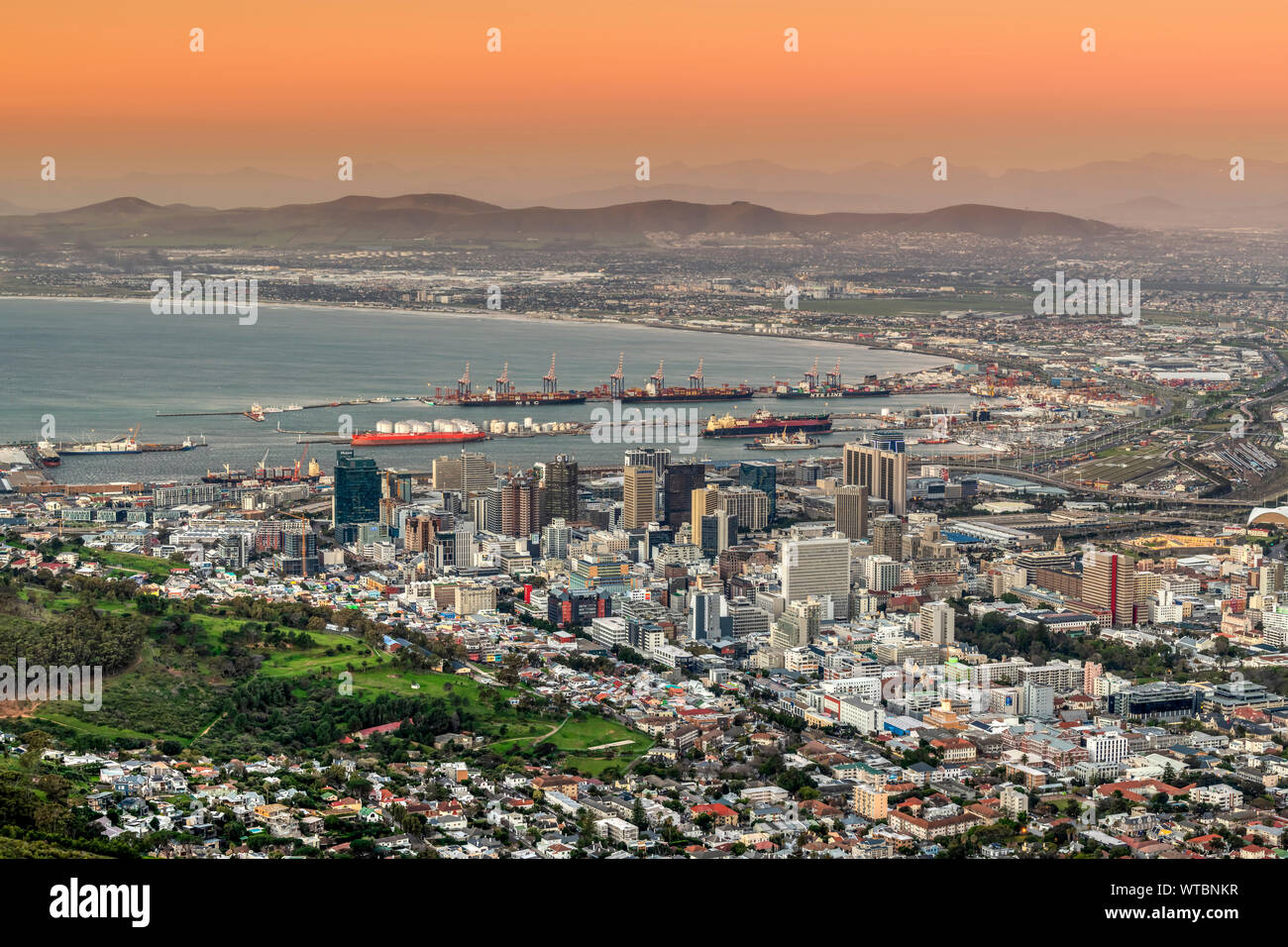 Skyline della città e del porto al tramonto, Cape Town, Western Cape, Sud Africa Foto Stock