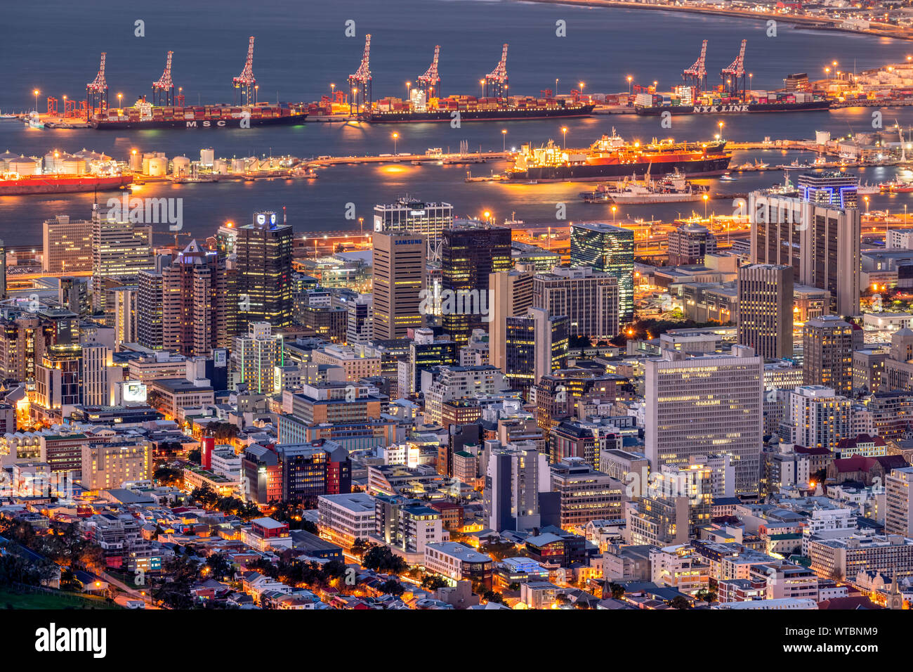 Skyline della città e del porto al crepuscolo, Cape Town, Western Cape, Sud Africa Foto Stock