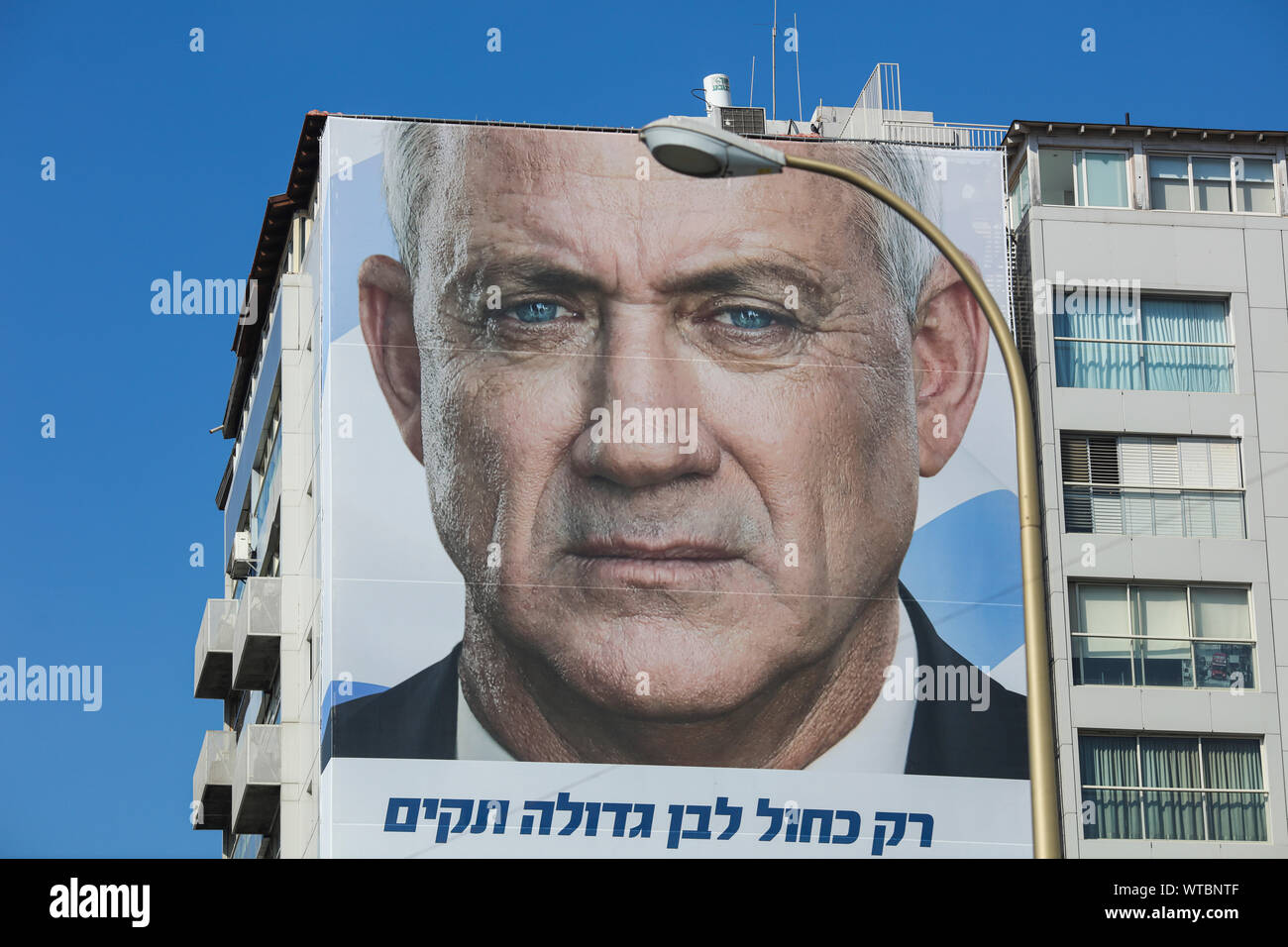 Tel Aviv, Israele. Undicesimo Sep, 2019. Una campagna elettorale banner di Benni Gantz, capo del popolo israeliano blu e bianco partito, è visto prima dell'attacco israeliano elezioni legislative che si terrà il 17 settembre 2019. Credito: Ilia Yefimovich/dpa/Alamy Live News Foto Stock