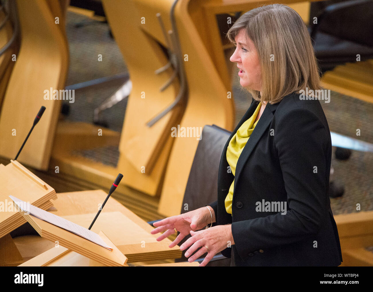 Edinburgh, Regno Unito. Il 5 settembre 2019. Nella foto: Alison Johnstone MSP - Co-Leader scozzese della partito dei Verdi. Salute & Sport, sicurezza sociale, i bambini e i giovani. Il governo scozzese Discussione: evitando una trattativa non uscire dall'UE. Che il Parlamento concorda che il Regno Unito non dovrebbe in alcun caso lasciare la UE su un no-base della trattativa e condanna del Primo Ministro sospensione del parlamento britannico già a partire dal 9 Settembre fino al 14 ottobre 2019. Il risultato della divisione è: per 87, contro 28, astensioni 0. Colin Fisher/CDFIMAGES.COM Foto Stock