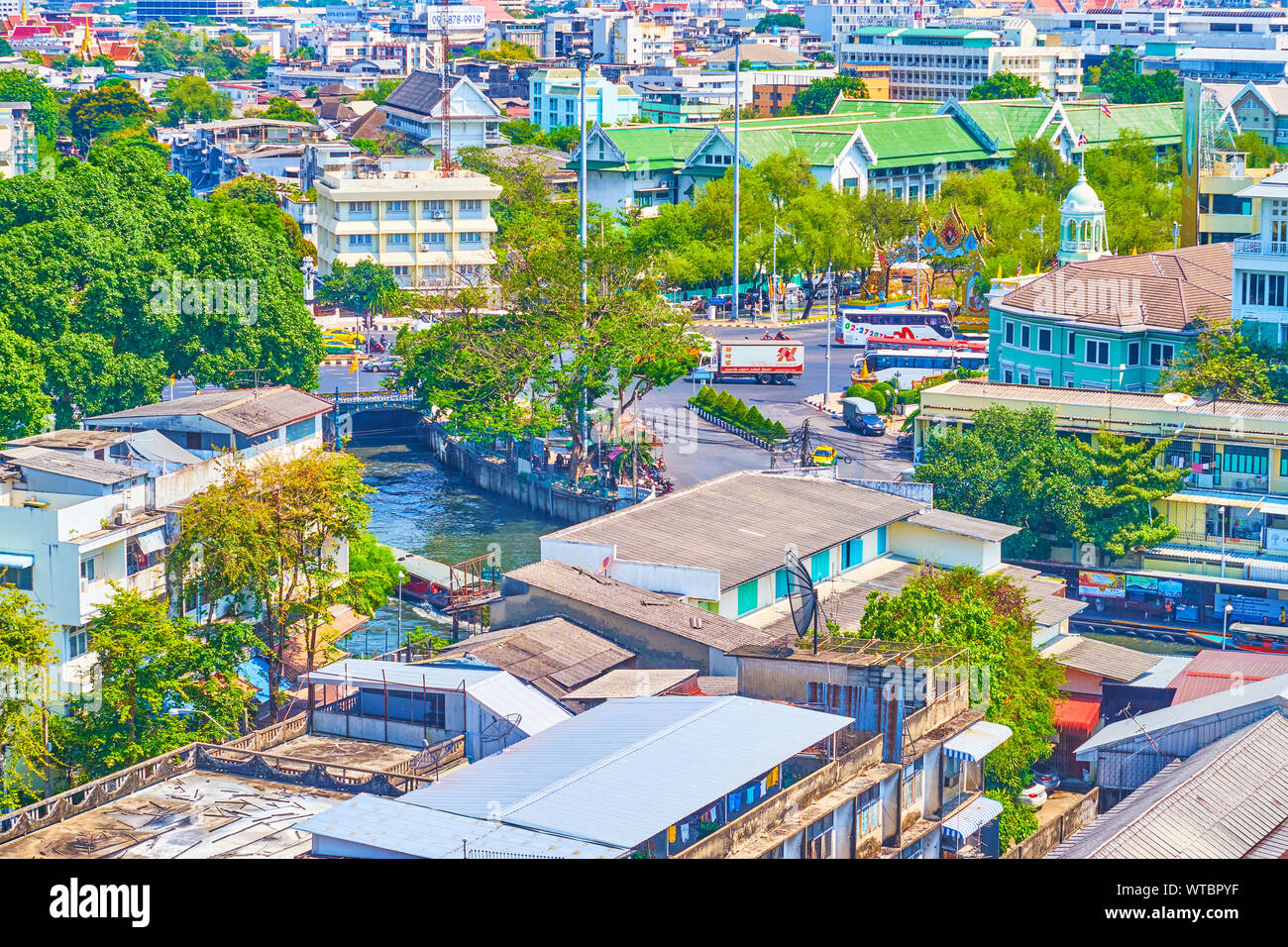 BANGKOK, Tailandia - 24 Aprile 2019: La scena urbana nel centro di Bangkok con la confluenza di khlongs (canali) e la movimentazione di autovetture su Phan Fa Lilat ponte Foto Stock