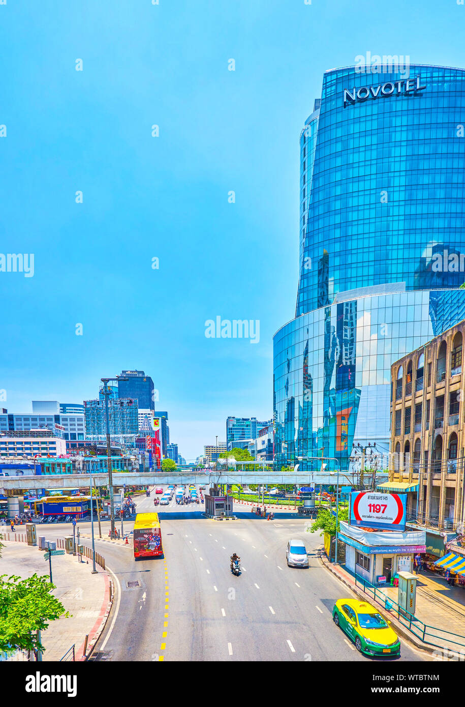 BANGKOK, Tailandia - 24 Aprile 2019: La scena urbana nel quartiere Ratchathewi con vetro moderno hotel occupa un edificio di grandi dimensioni e Ratchaprarop Road, il 24 aprile Foto Stock