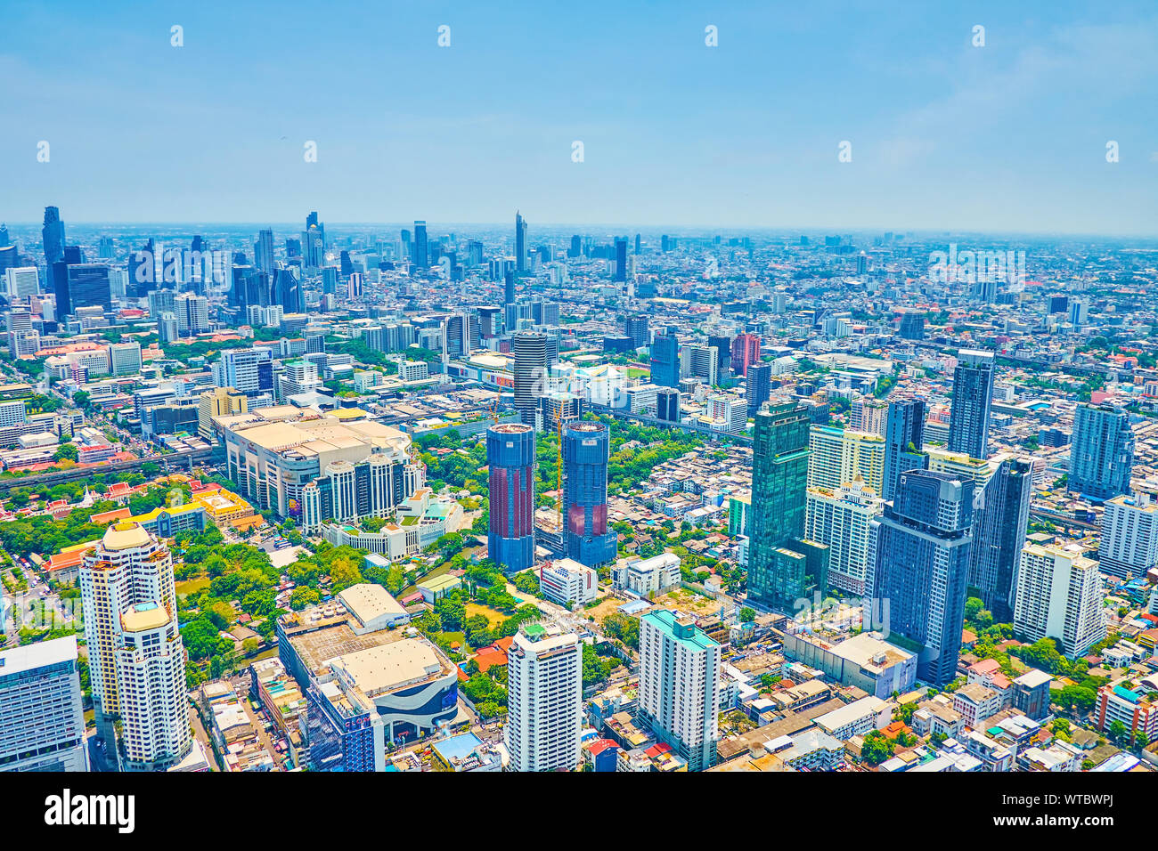 BANGKOK, Tailandia - 24 Aprile 2019: La scenic cityscape di moderna Bangkok con numerosi centri commerciali per lo shopping e alta sorge costruito tra tailandese tradizionale lo Foto Stock