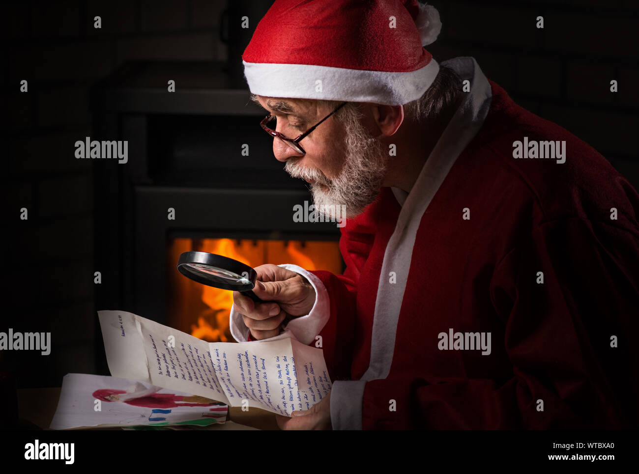 Babbo Natale legge bambino mail Foto Stock