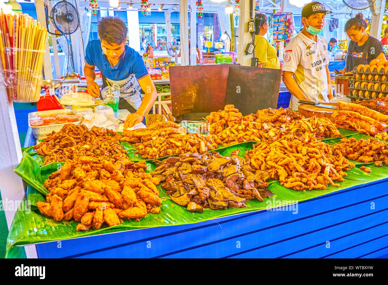 BANGKOK, Tailandia - 24 Aprile 2019: il profondo fritto carne e frattaglie la vetrina del grande mercato cafe nel food court su Central World Plaza, in aprile Foto Stock