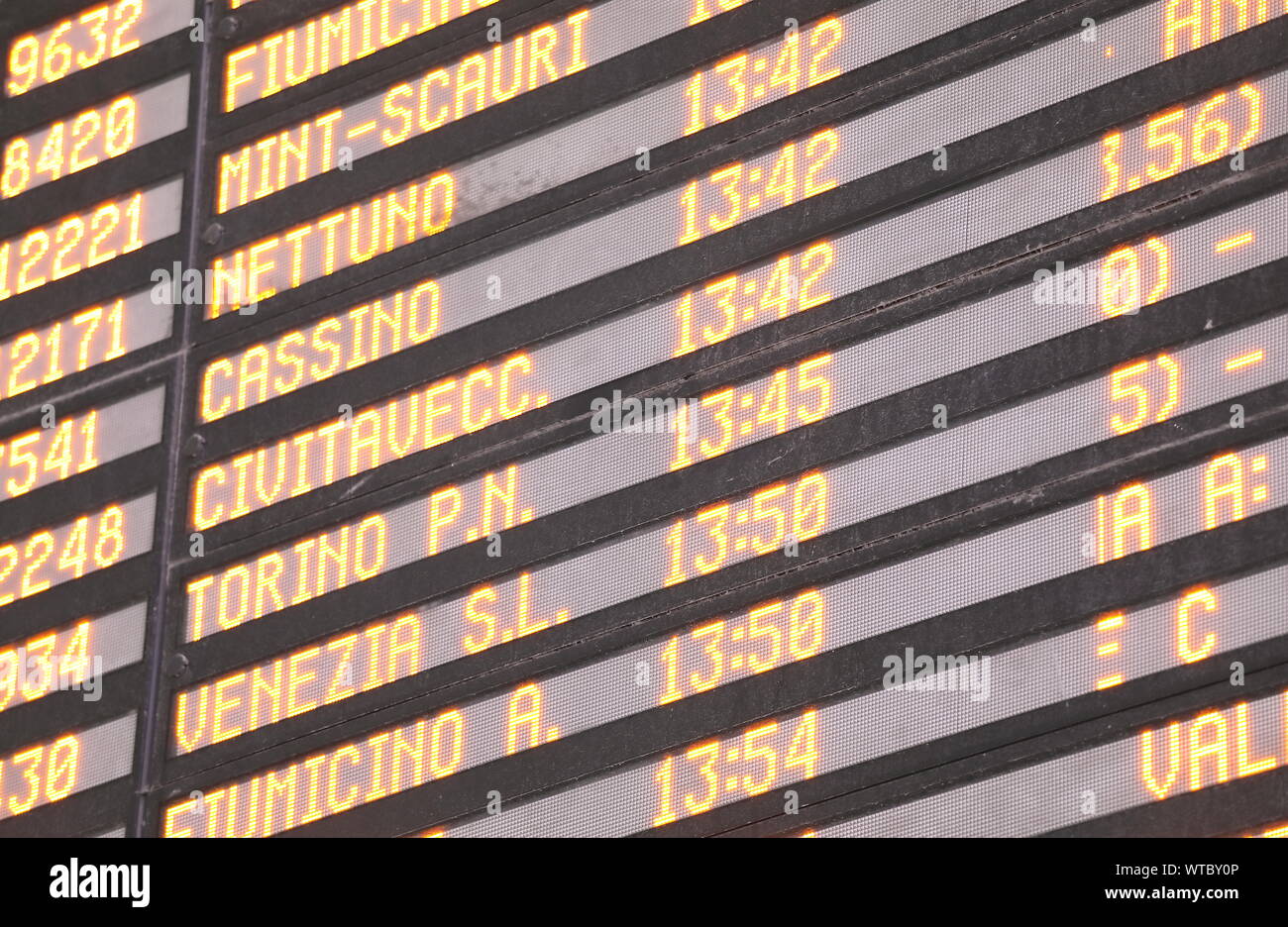 La stazione ferroviaria Termini Treni in partenza informazioni Roma Italia Foto Stock
