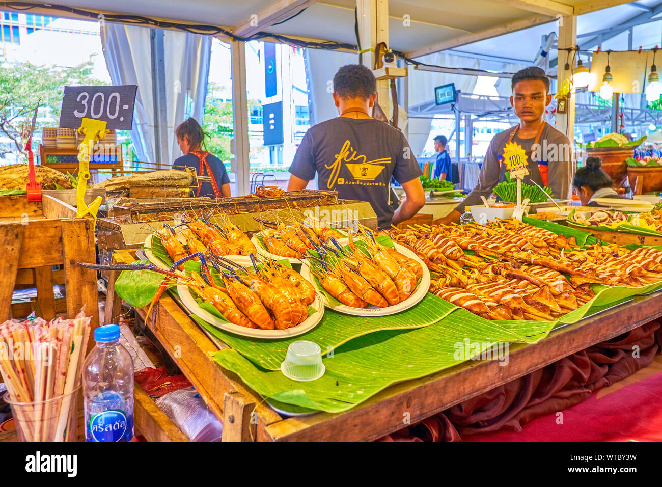 BANGKOK, Tailandia - 24 Aprile 2019: il pesce alla griglia è uno degli alimenti più comuni in Thailandia e la maggior parte piatto desiderato tra i turisti, in aprile Foto Stock