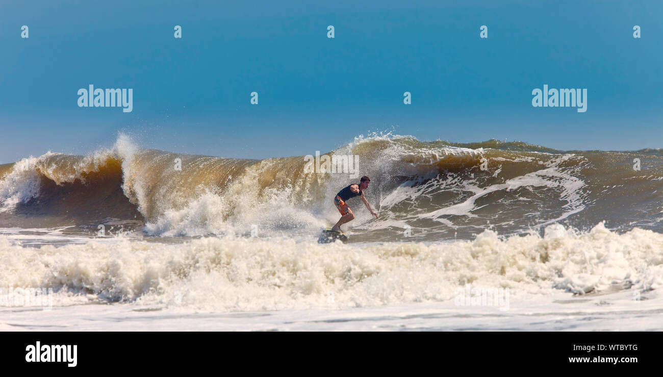 Surfer su enormi onde sull'Atlantico Foto Stock