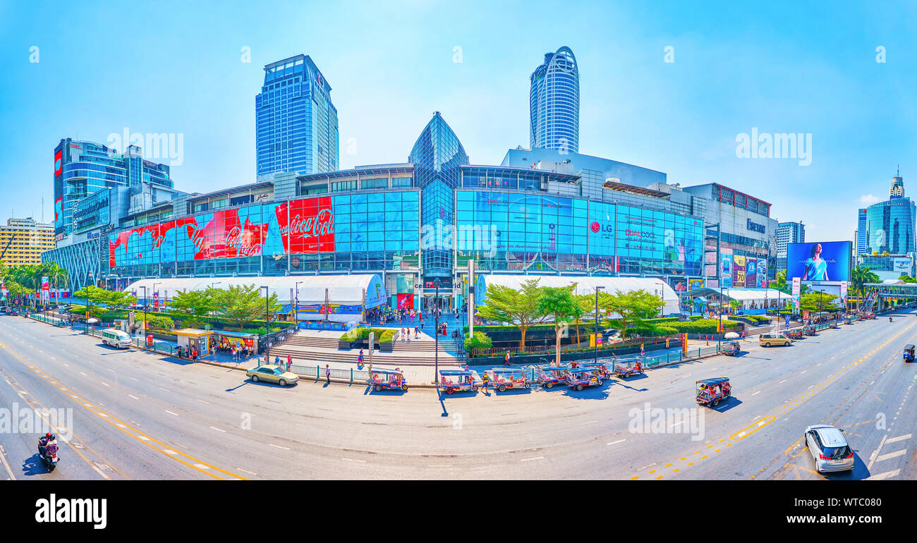 BANGKOK, Tailandia - 24 Aprile 2019: la zona dello shopping CentralWorld con grande pubblicità sulla sua facciata e due padiglioni della food court di fronte Foto Stock
