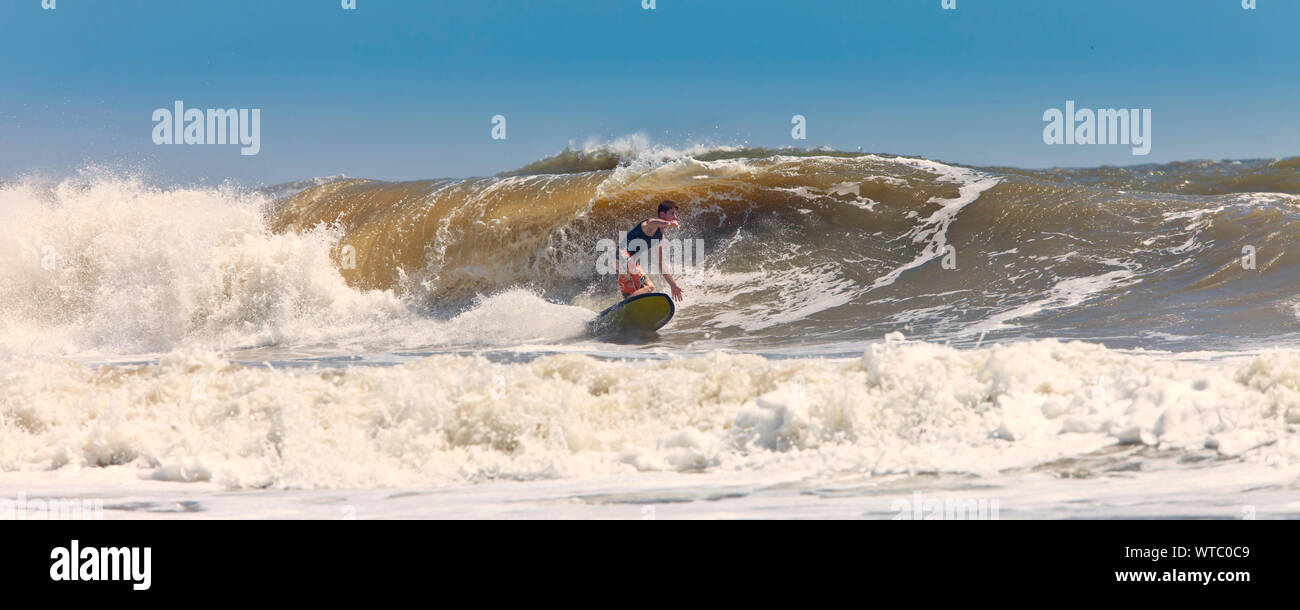 Surfer su onde enormi, Carolina del Sud durante l uragano Foto Stock