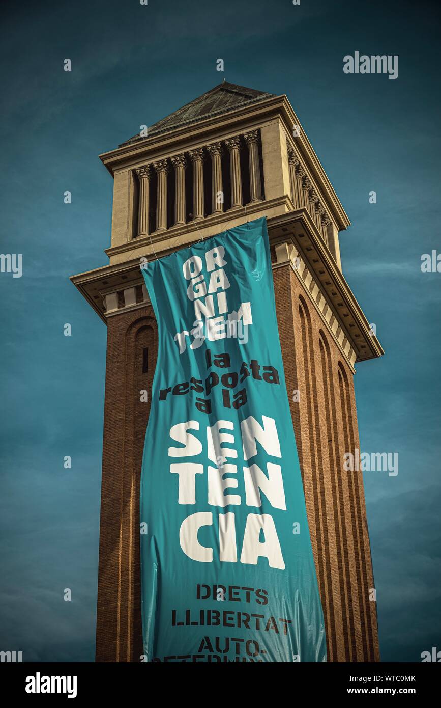 Barcellona, Spagna. Undicesimo Sep, 2019. Un banner gigante pende da una torre veneziana come pro-indipendenza catalani riempire Barcelona Plaza Espanya sventolando bandiere e gridando slogan di rivendicazione di indipendenza sulla Catalogna della giornata nazionale, 'La Diada' Credit: Matthias Oesterle/Alamy Live News Foto Stock