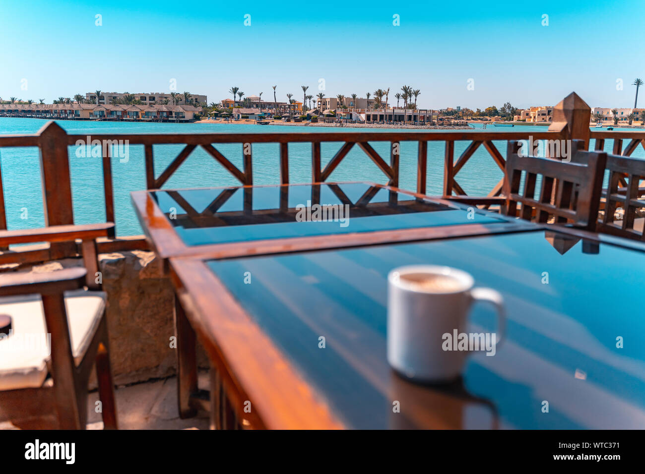 Sfocata Caffè nella parte anteriore di una laguna El Gouna beach, Mar Rosso, Egitto Foto Stock