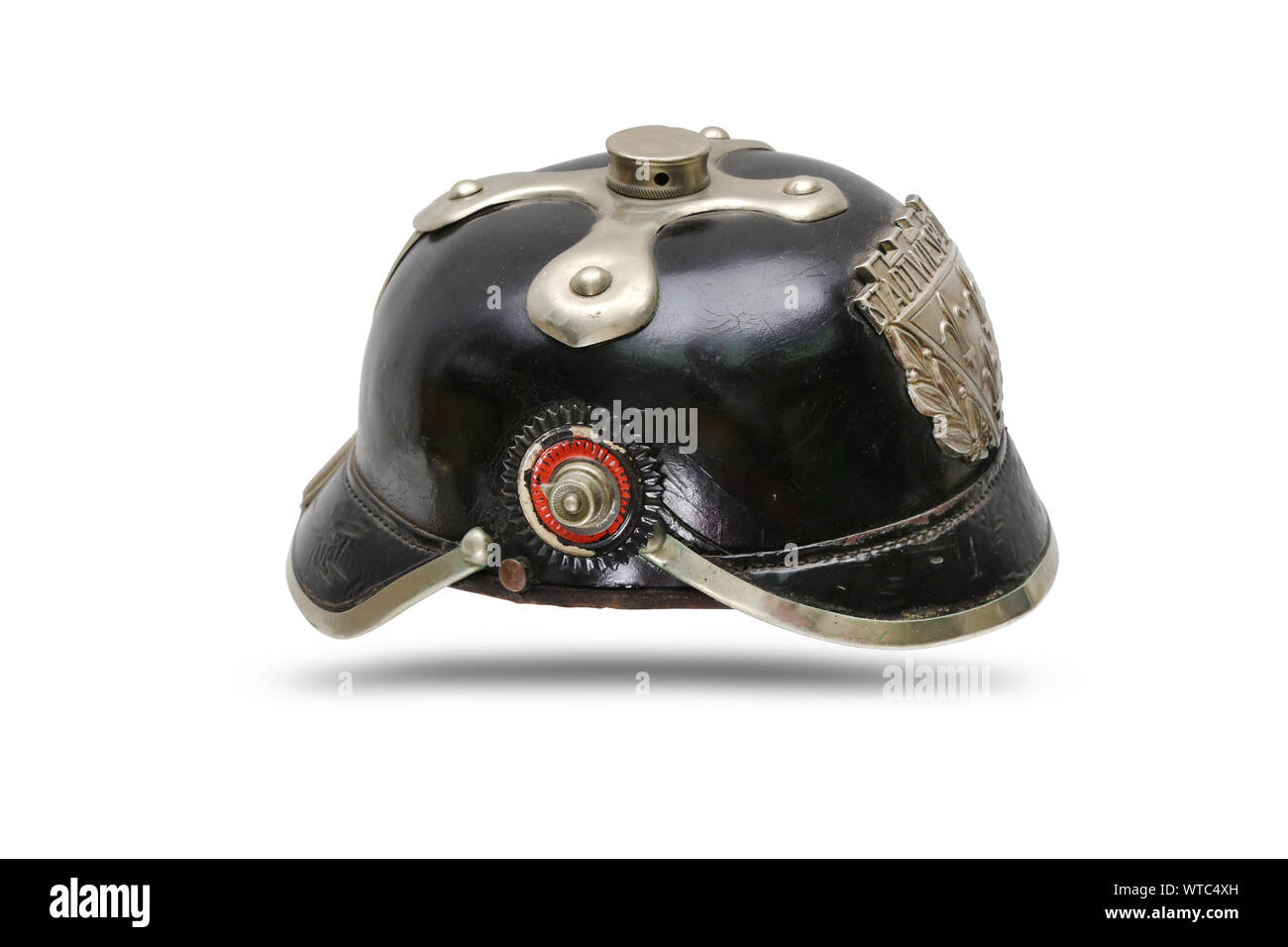 Il tedesco della prima guerra mondiale di polizia in pelle nero casco della città di Wiesbaden nella parte occidentale dello stato tedesco di Hesse. Con Wiesbaden piastra casco di bianco timbrato soddisfatte Foto Stock