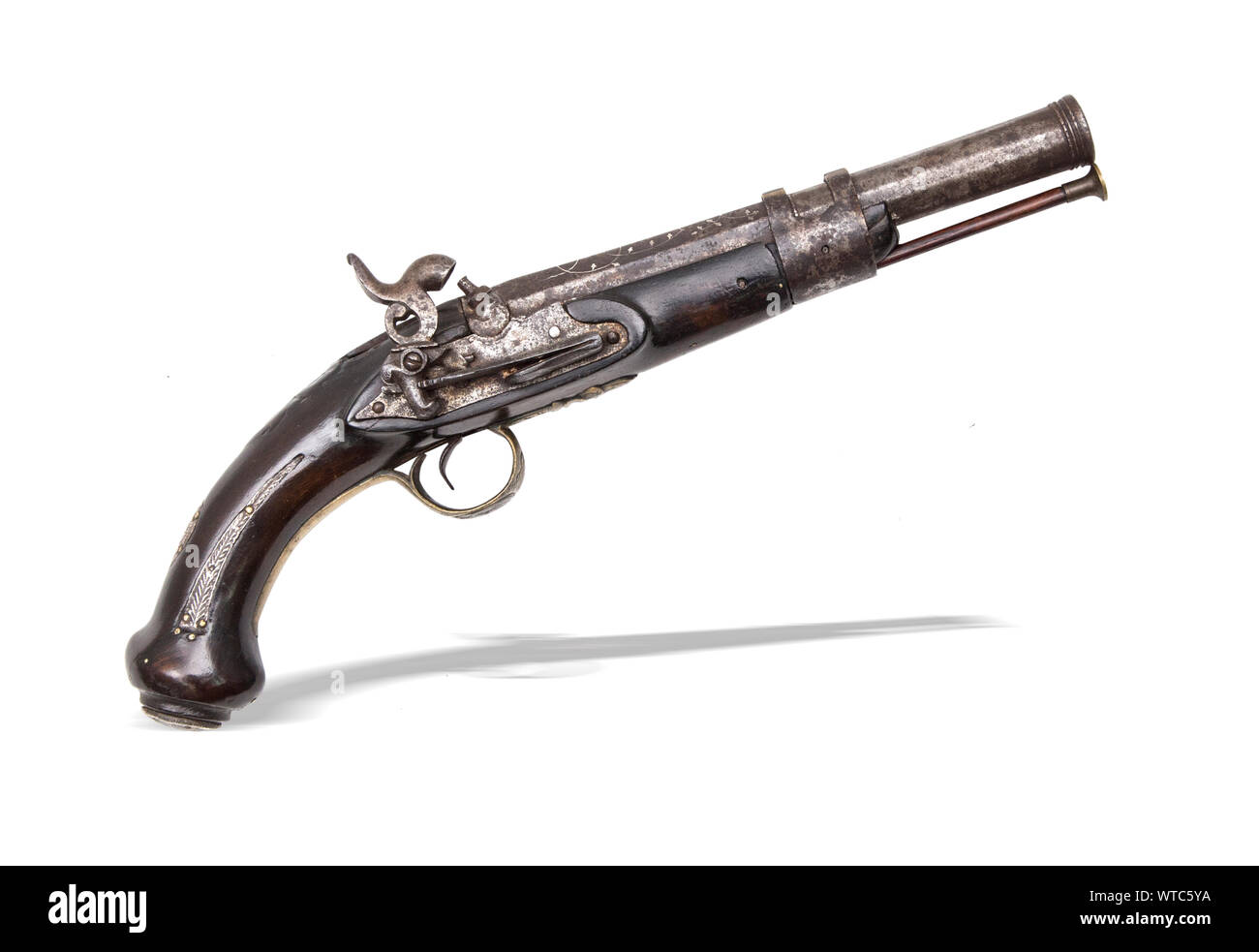 Ca. 1750 Mediterraneo flintlock pistol convertito in percussione pistola nel XIX cen. 18 mm di calibro canna ottagonale con intarsio in argento a bree Foto Stock