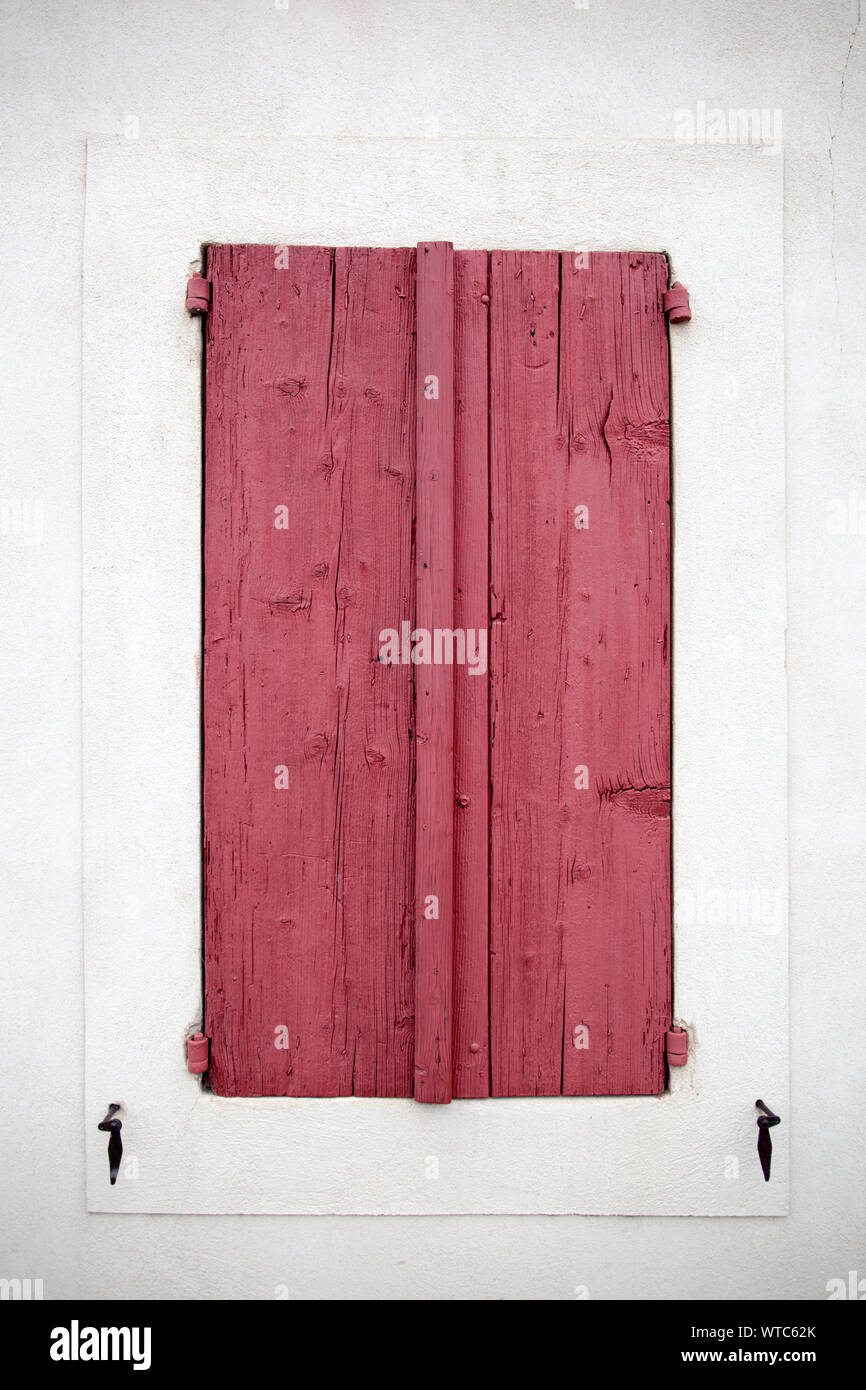 Serramenti di vari colori adornano le finestre di vecchie case in Provenza, Francia. Foto Stock
