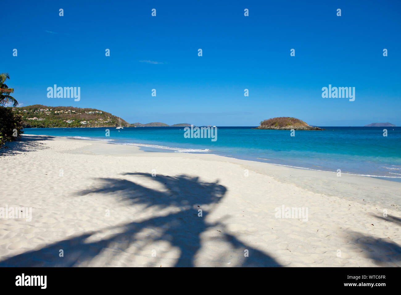 Spiaggia vuota a Cinnamon Bay, Isole Vergini americane Foto Stock