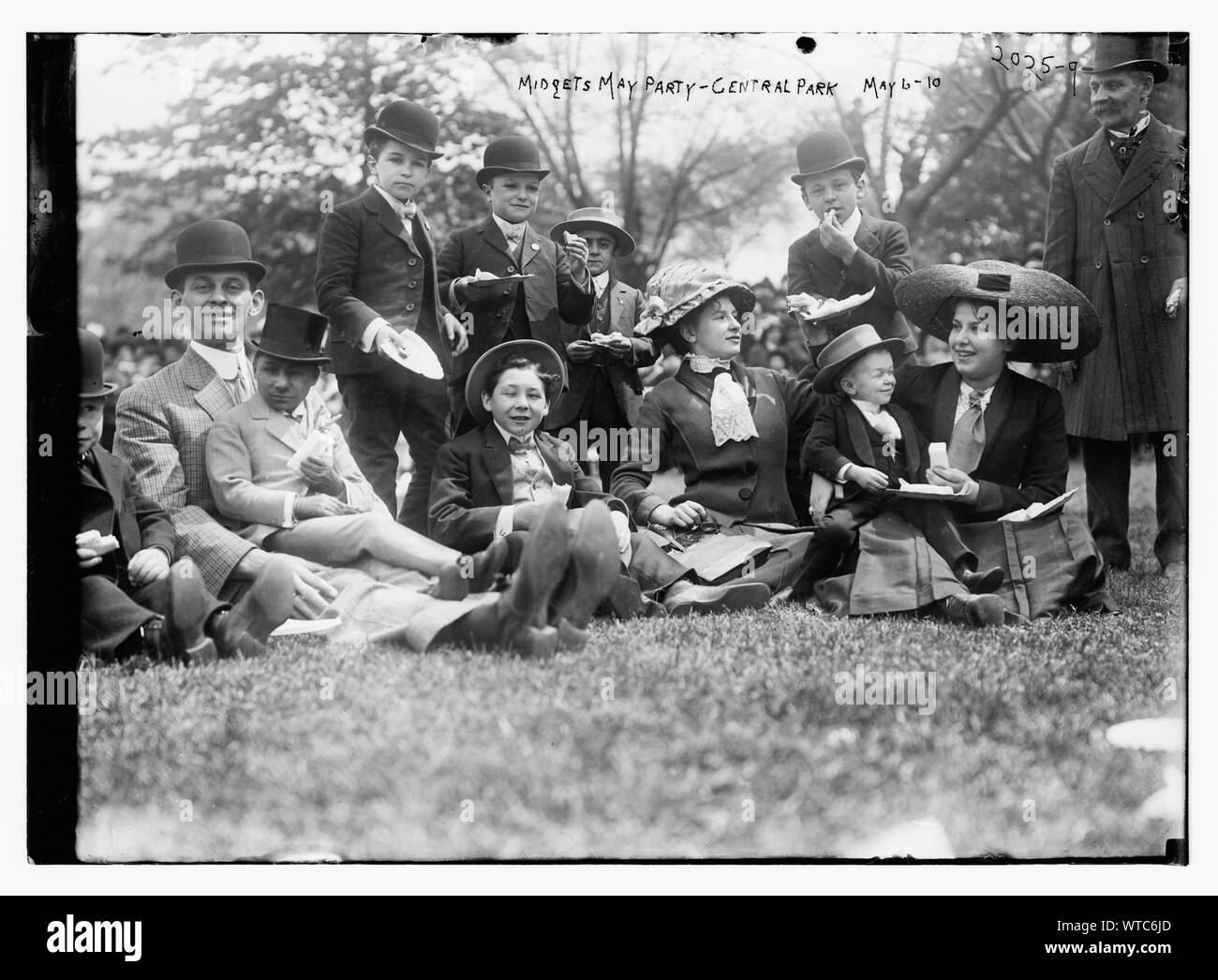 Midgets maggio partito - Central Park. Gruppo seduto sull'erba. Foto Stock