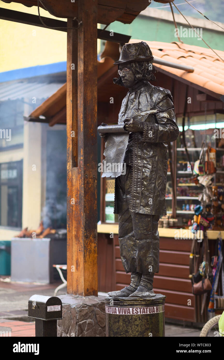 BANOS, ECUADOR - 22 febbraio 2014: persona non identificata in piedi come una statua vivente che si presentano come un poeta al Pasaje fatto tutto artigianelmente a Baños, Ecuador Foto Stock