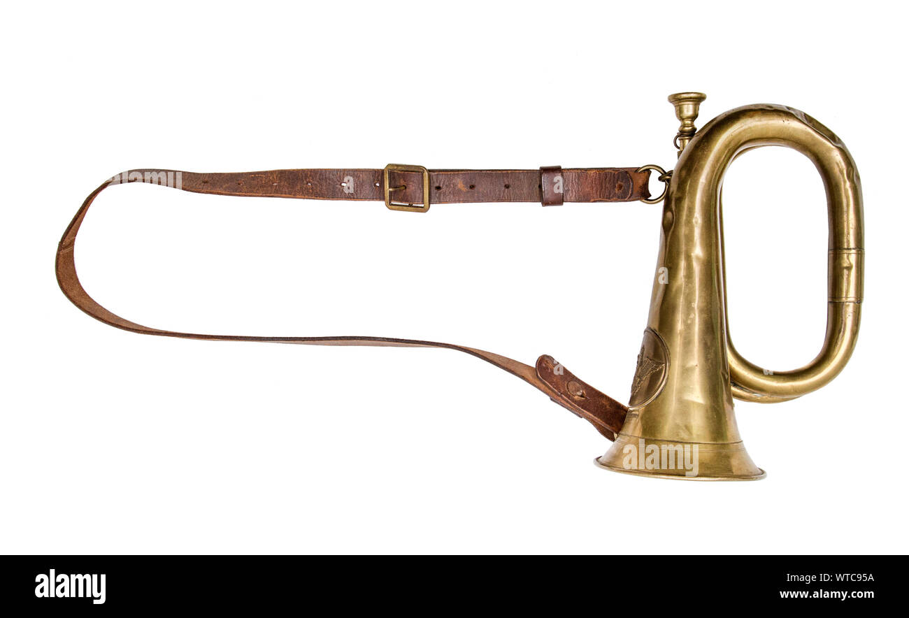 Xix secolo regimental ottone prussiano bugle (segnale) dotate di Prussia aquila imperiale. Il cinturino è di pelle marrone con fibbia in ottone. Foto Stock