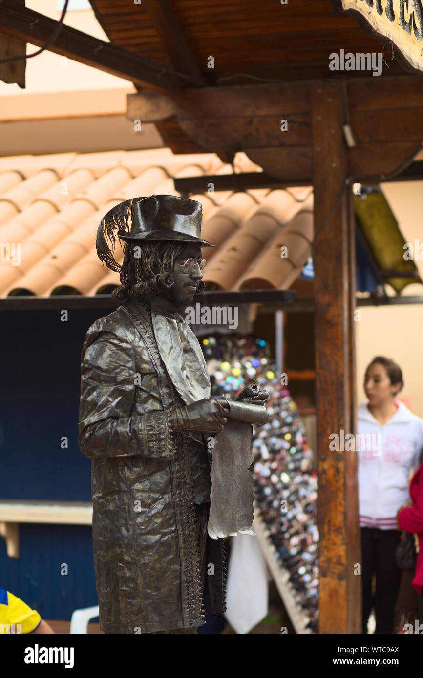 BANOS, ECUADOR - 22 febbraio 2014: persona non identificata in piedi come una statua vivente che si presentano come un poeta al Pasaje fatto tutto artigianelmente a Baños, Ecuador Foto Stock
