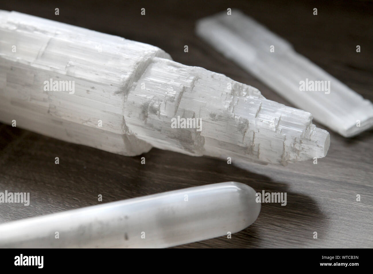 Cristallo di selenite immagini e fotografie stock ad alta risoluzione -  Alamy