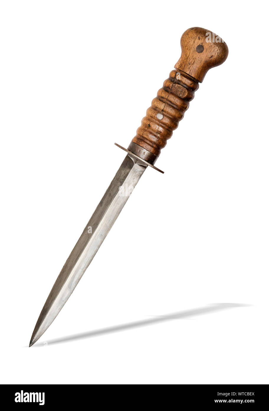 Trincea olandese coltello "De 'Stormdolk" Modello 1917. L'impugnatura in legno è scolpito in una configurazione nervata, un acciaio di forma ovale di protezione. Foto Stock