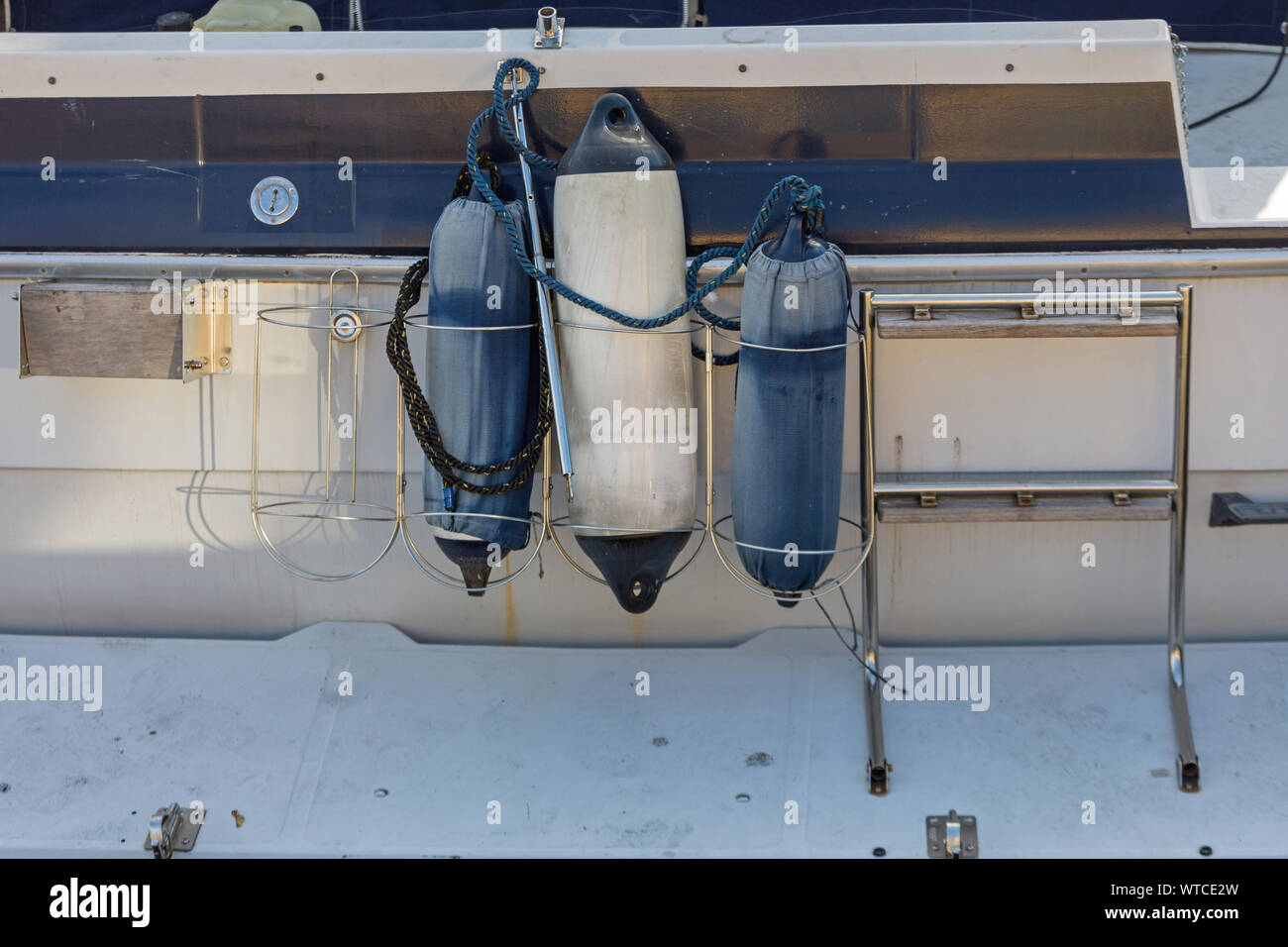 Tre parafanghi in barca nel supporto a Yacht Foto Stock