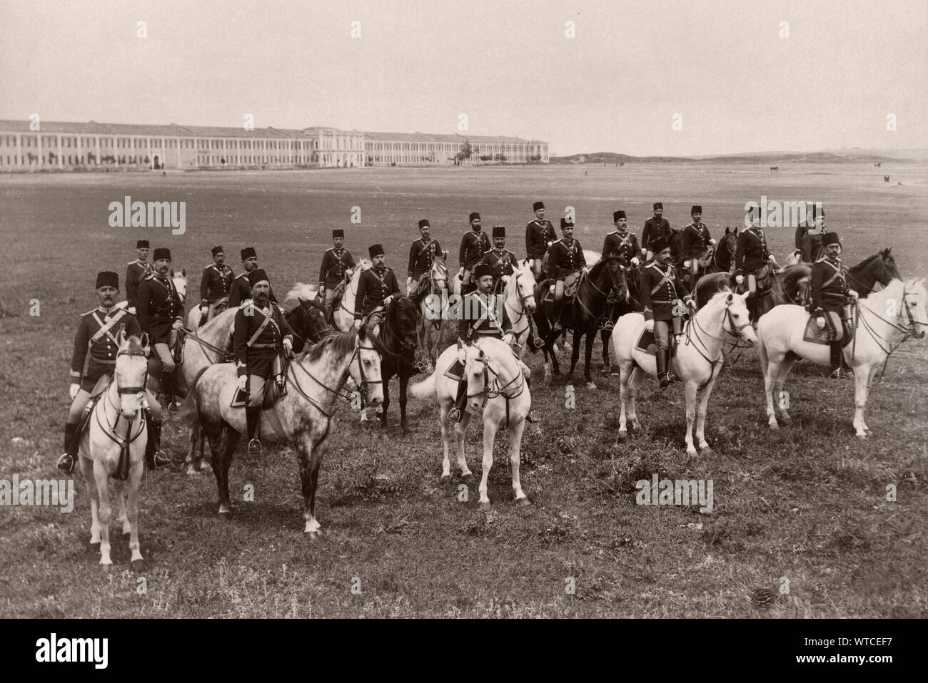 Ufficiali di un reggimento di lancieri, a cavallo in campo nella parte anteriore della caserma. Turchia (Impero ottomano). Istanbul, fine del XIX secolo. Foto Stock